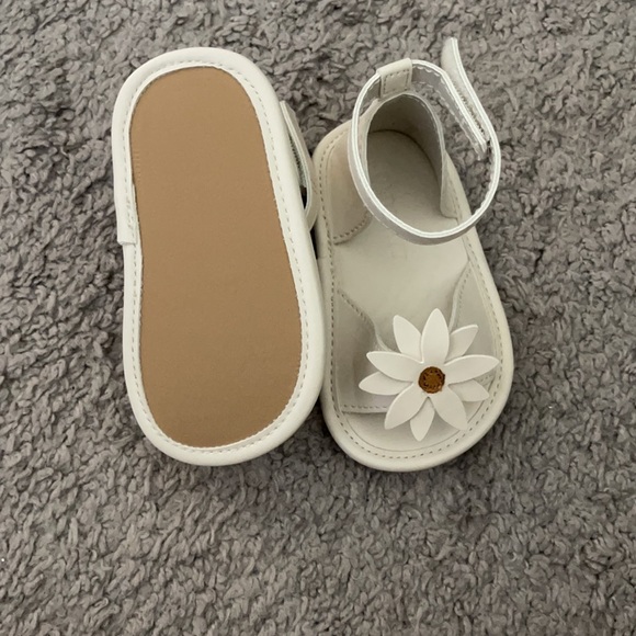 Cream sandals - Picture 2 of 2